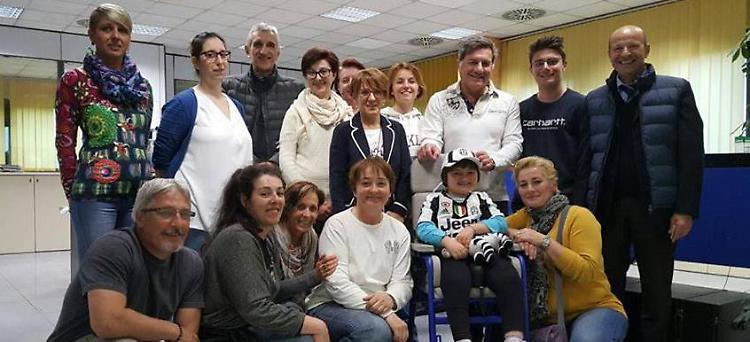 La gioia di Alessia, carrozzina nuova da usare in classe