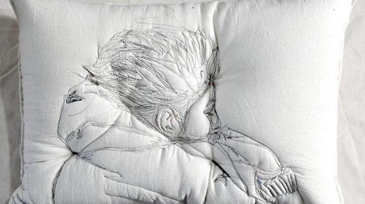 La faccia dei sogni, i volti ricamati sui cuscini