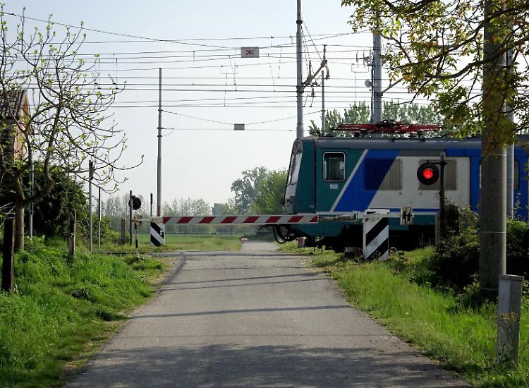 Treni 'lumaca' , ora è 'battaglia' politica su rallentamento ai passaggi a livello