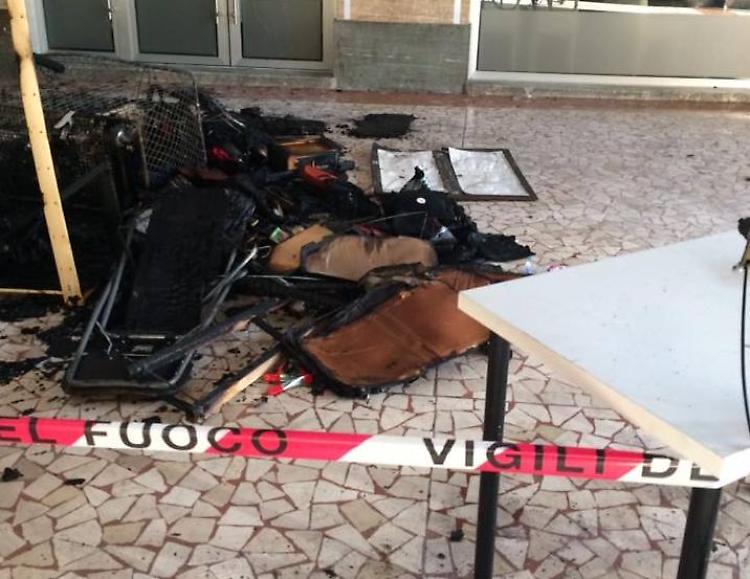 Incendio in Galleria XXV Aprile, distrutto stand del Vanitas' market