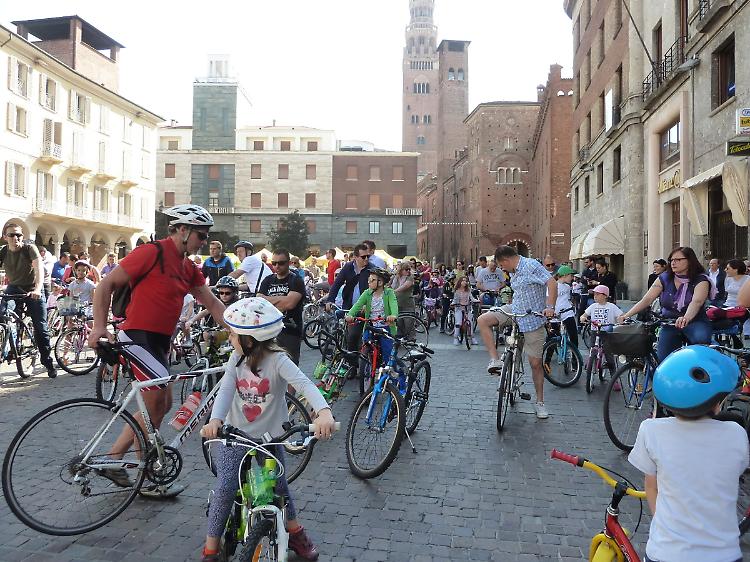 Bimbimbici, grande successo: trecento persone alla biciclettata
