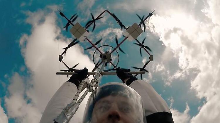 Lettonia, primo lancio col paracadute da un drone