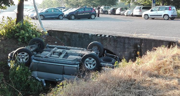 Si ribalta nel fosso, grave un 33enne