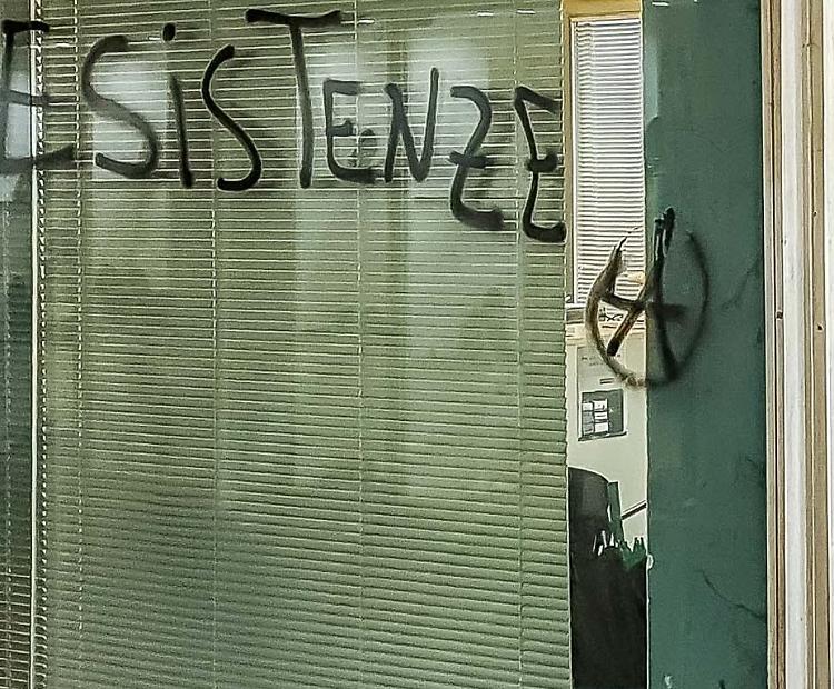 Anarchici di nuovi in azione, nuove scritte in centro