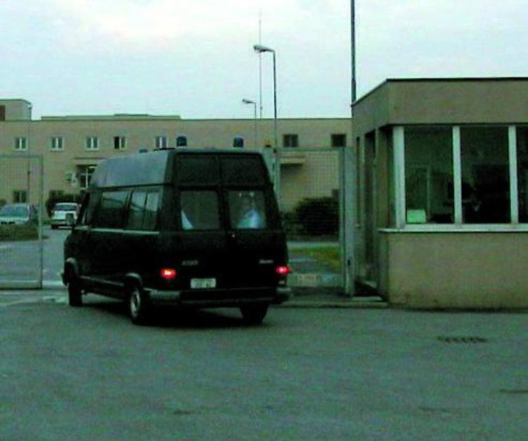 Morto il detenuto che si era impiccato in cella