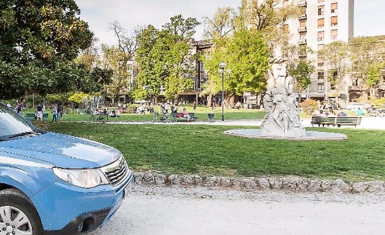 Morsa da un cane ai giardini di piazza Roma