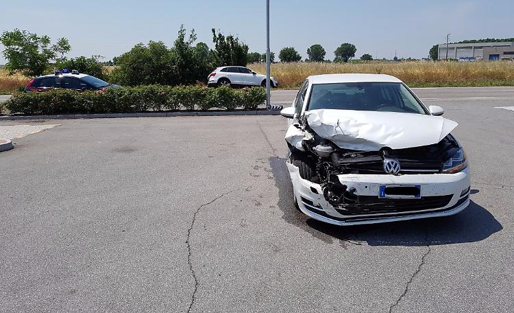 Tamponamento tra due auto, illesi i conducenti