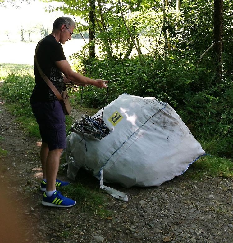 Quintali di guaine in plastica abbandonati