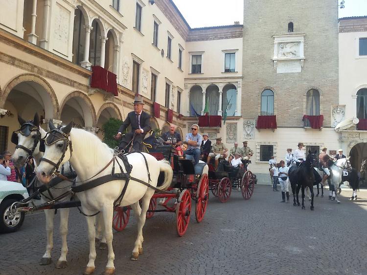 San Pantaleone, suggestiva celebrazione con carrozze e cavalieri