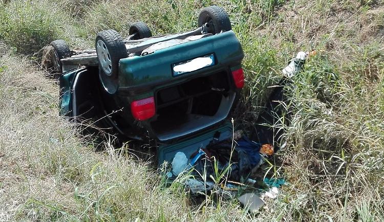 Con automobile nel fosso, paura per un 85enne