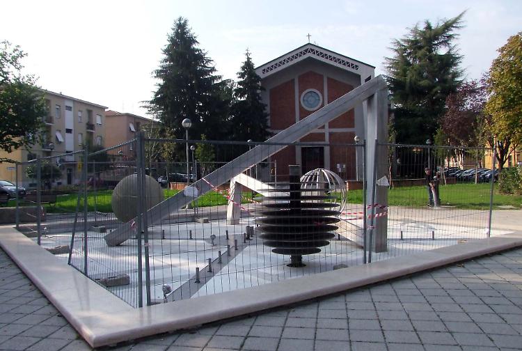 Scempio alla fontana. Altri vandalismi durante la notte