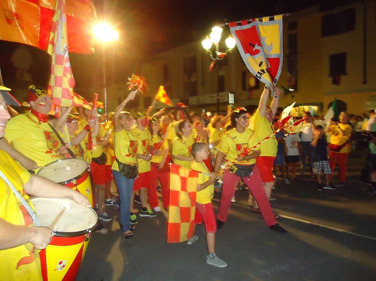 Il palio cambia 'casa, rione San Francesco in trionfo
