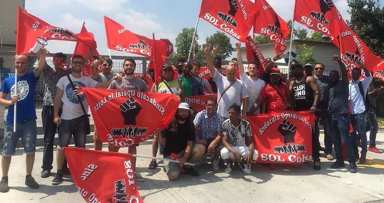 Picchetto al centro logistico, camion bloccati