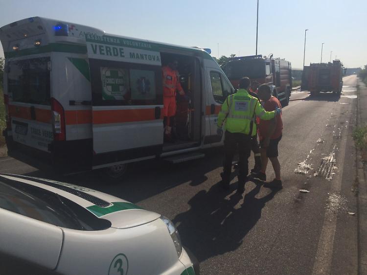 Buca un pneumatico, camion prende fuoco
