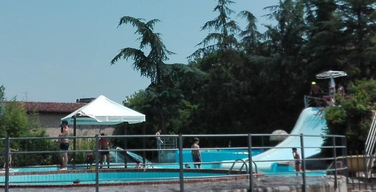 Bambina rischia di affogare, salvata dai bagnini