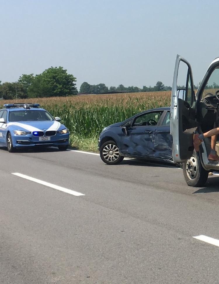 Scontro auto-furgone, trentenne ferito