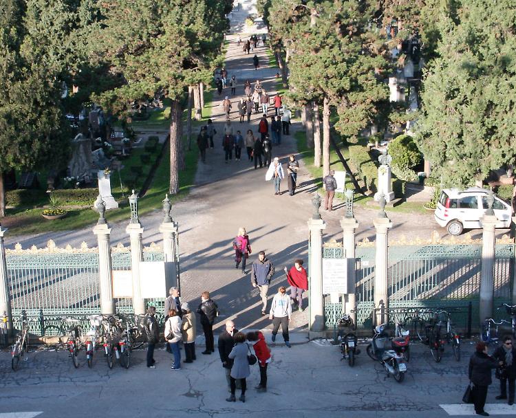 Basta funerali al cimitero, esequie da celebrare in parrocchia