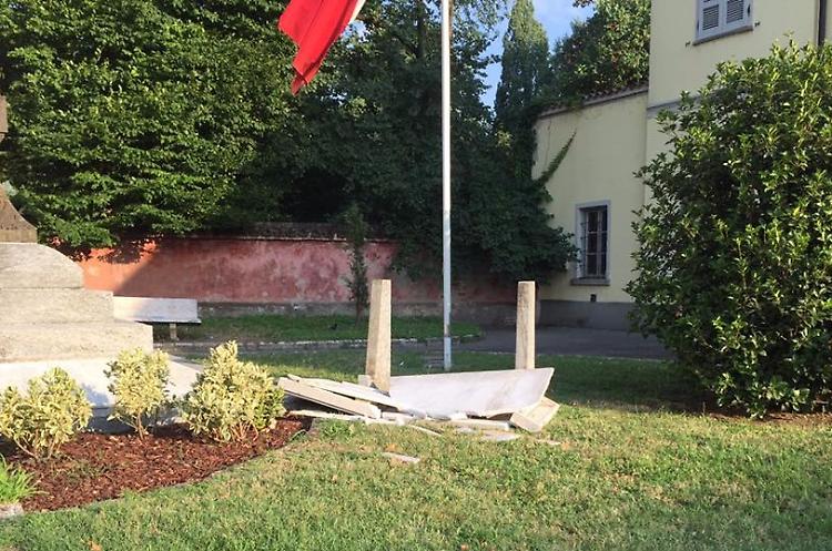 Vandalismi al monumento ai caduti