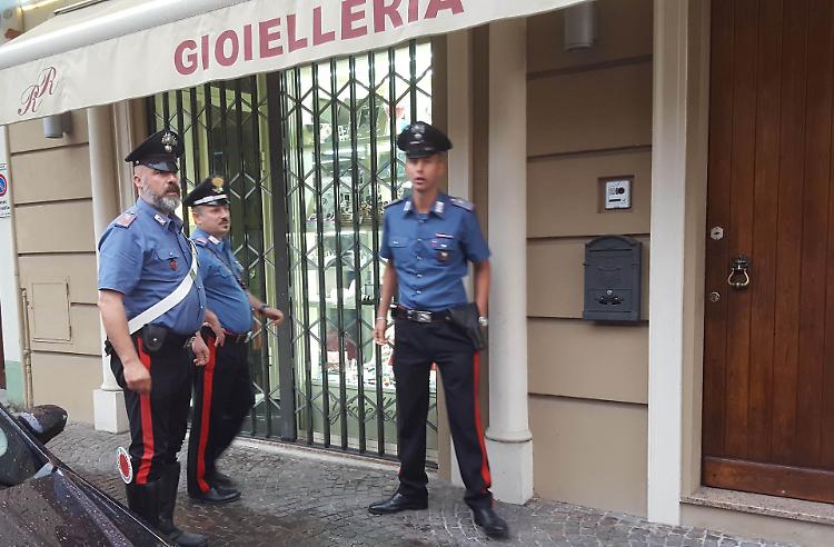 Dopo le botte e il sacco in testa spunta un coltello