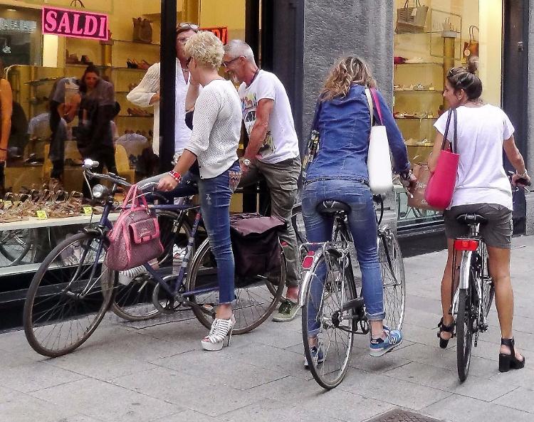 Saldi al via, notte di affari e gustosi sapori