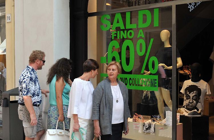 Saldi, partenza positiva: acquisti nell'abbigliamento