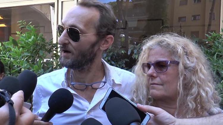Villaggio, i figli: "Un uomo e un padre non semplice, avrebbe voluto funerale a San Pietro"