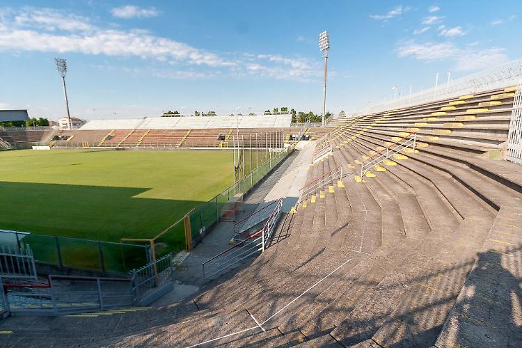 Copertura curva e distinti dello Zini: ok della Giunta