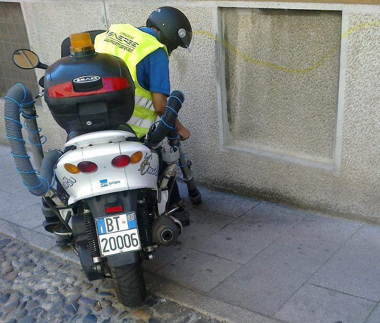Pulizia e decoro, la città si prepara agli eventi estivi: in azione una aspiratrice speciale