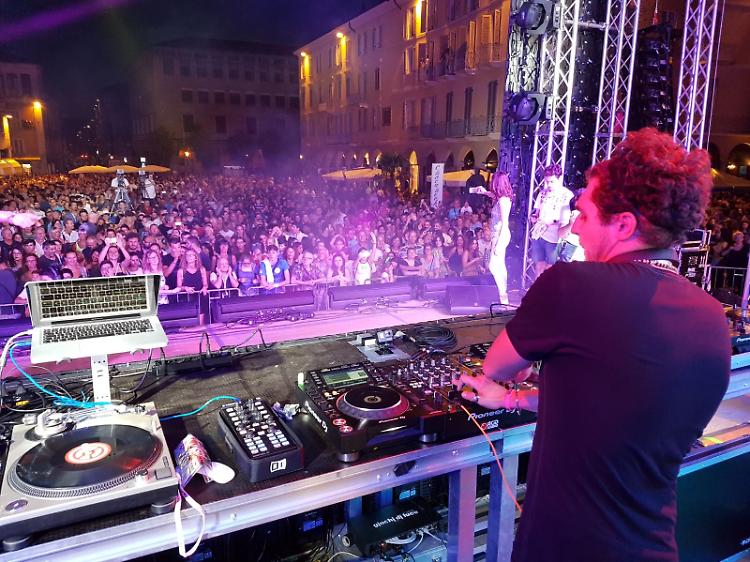 StraDJvari fa ballare Cremona, la piazza si infiamma di musica
