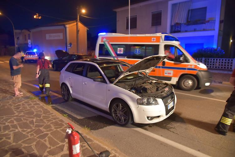 Scontro tra due auto in centro