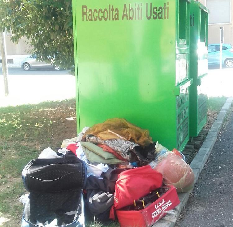 Cassonetti come discariche, residenti imbufaliti