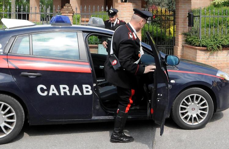 Si infuria e picchia i carabinieri, operaio 36enne in manette