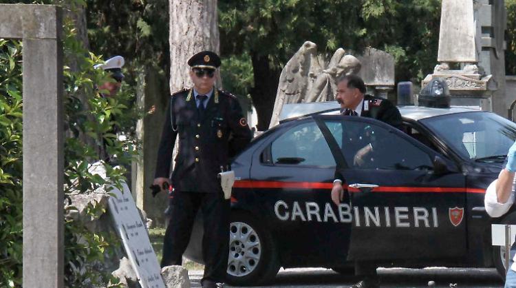Tomba violata, indagini serrate