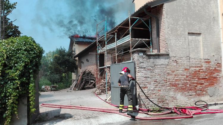 A fuoco l'impianto fotovoltaico, incendio in una casa