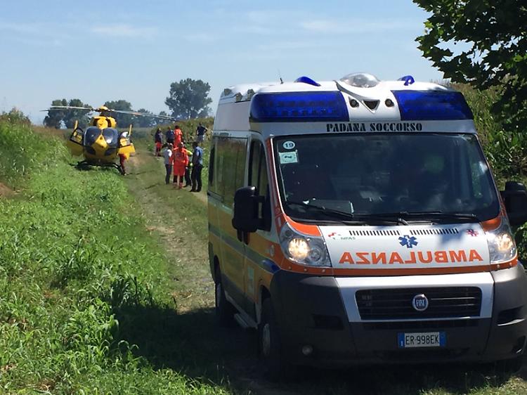 Dà fuoco alle sterpaglie ma le fiamme lo avvolgano