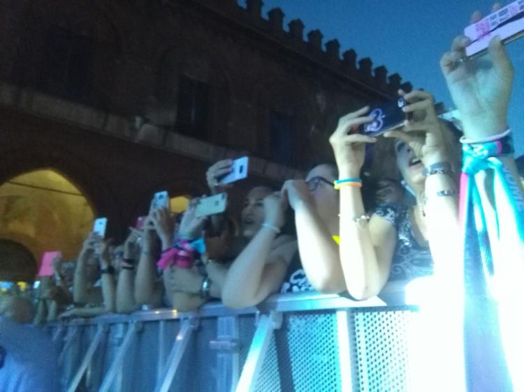 Dal rock al pop melodico: l'energia contagiosa di Renga invade la piazza