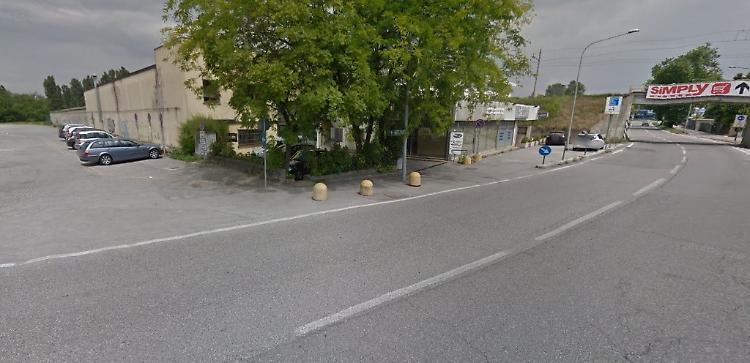 Mette di traverso la sua auto per bloccare una vettura in contromano in tangenziale