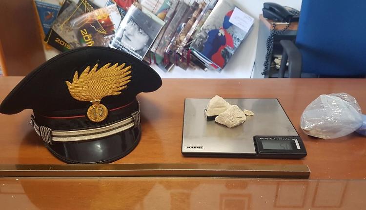 Spacciano droga  e all'arrivo dei carabinieri scappano in A21