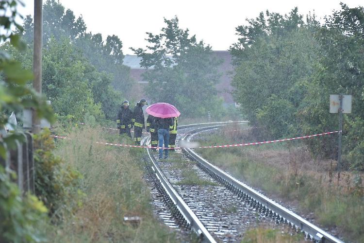 Si getta sotto il treno, tragico gesto di una donna