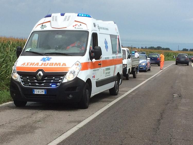 Fuori strada a Casanova, tre giovani feriti