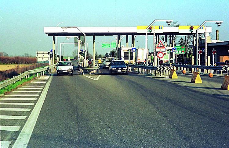 Fuga rocambolesca in motorino per sfuggire agli agenti