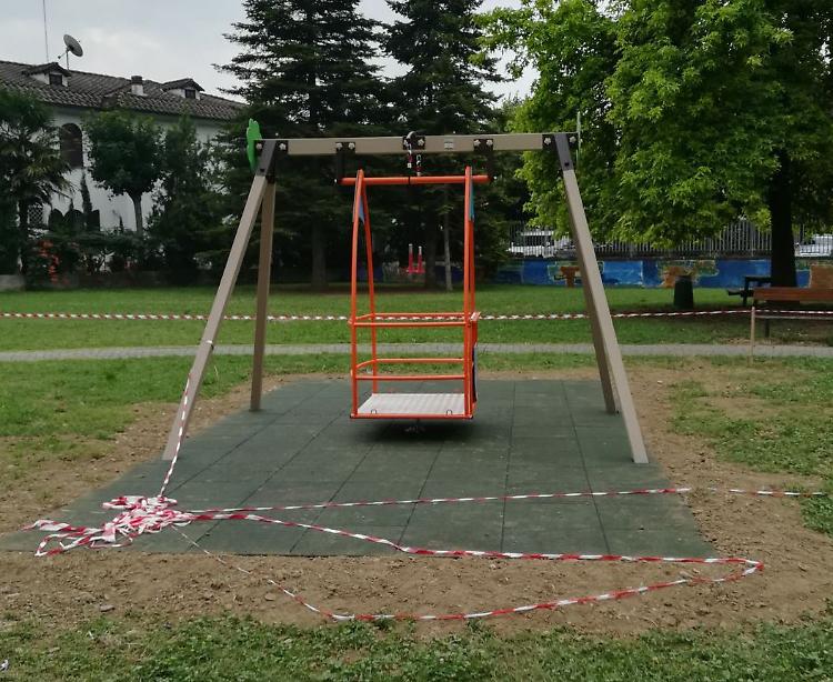 Parco Rosselli, già danneggiata l'altalena per disabili