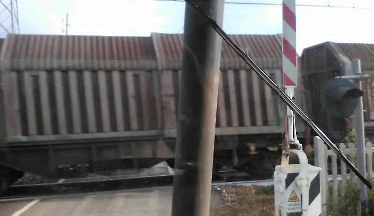 Sbarre alzate, ma sui binari passa il treno merci