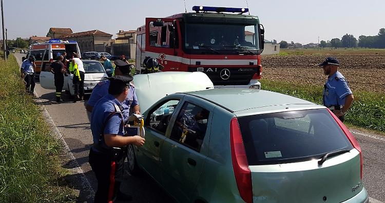 Scontro tra due auto, tre feriti lievi