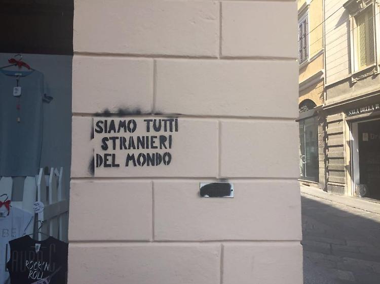 Scritte sui muri e imbrattamenti dopo la protesta in piazza Roma