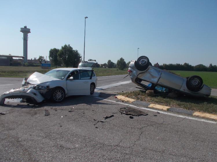 Schianto tra due auto, gravi padre e figlio di sei anni