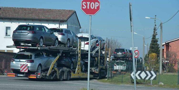 Via Albarone, buche addio