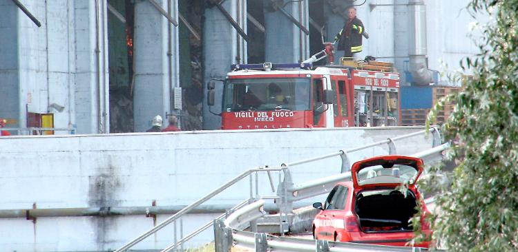 Fumo da una cabina di trasformazione, vigili del fuoco in azione vicino all'inceneritore: guasto minimo