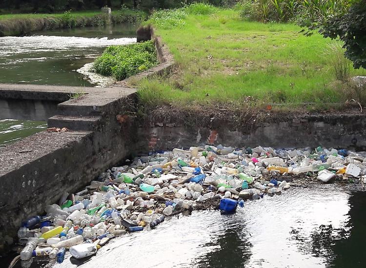 L'oasi diventa una discarica, rifiuti alle Tombe morte