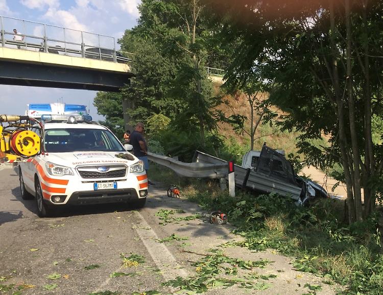 Fuori strada tra Soncino e Orzi, due feriti e traffico in tilt